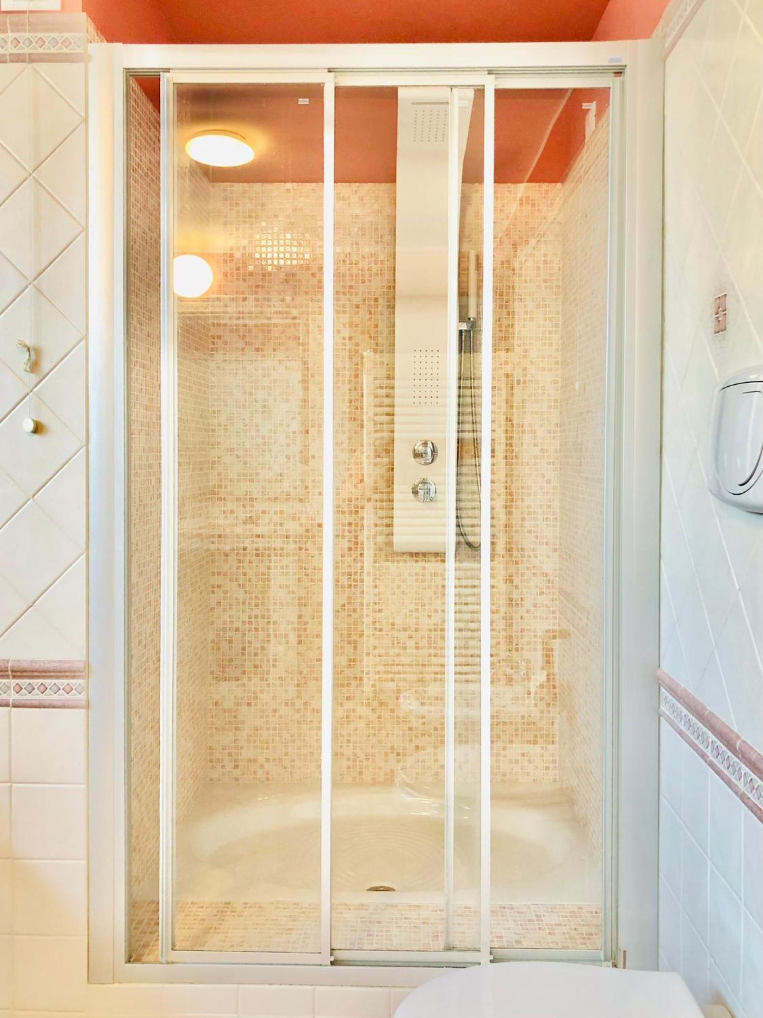 Blue Apricot Apartment Con Jacuzzi Montesilvano Marina Exterior foto